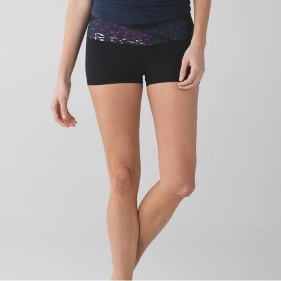 Lululemon Boogie Short Black / Shadow Wrap Multi / Tender Violet Size 2 - Picture 8 of 12
